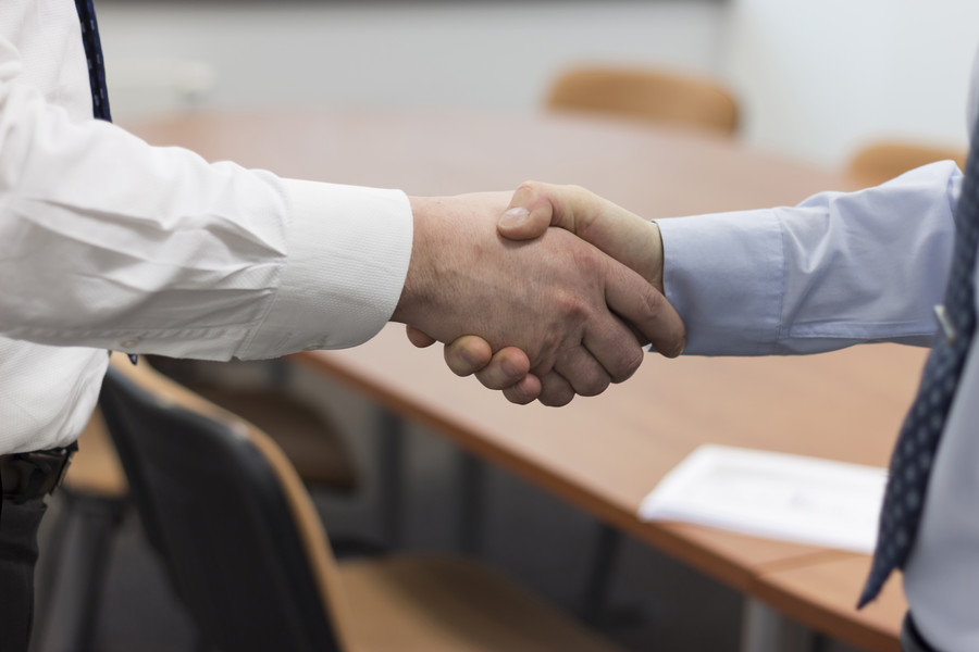 上海律師解析：企業(yè)因員工朋友圈言論遭解雇的法律后果與員工權(quán)益保護(hù)