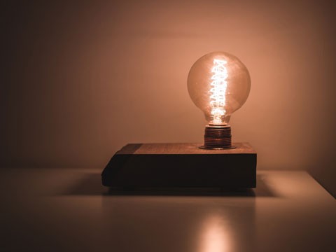另一半與他人發生關系且有足夠的證據證明，能否要求精神賠償